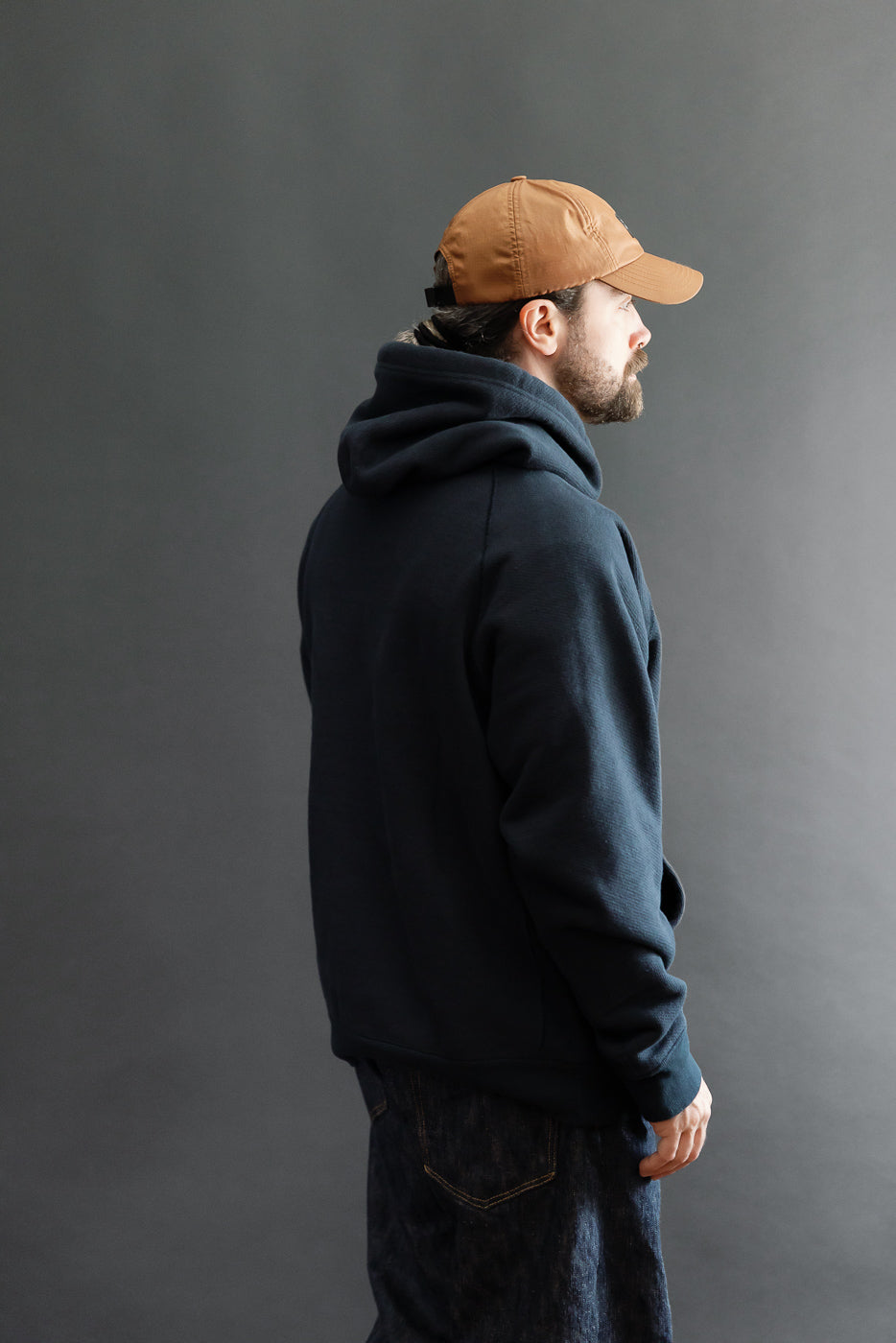 Side view of a male model (5'9