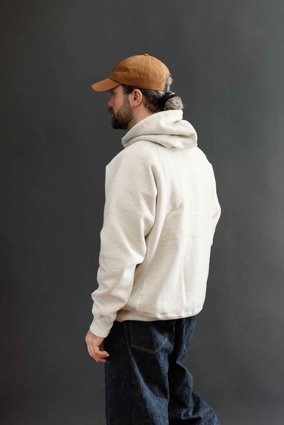 Side view of a male model, 5'9