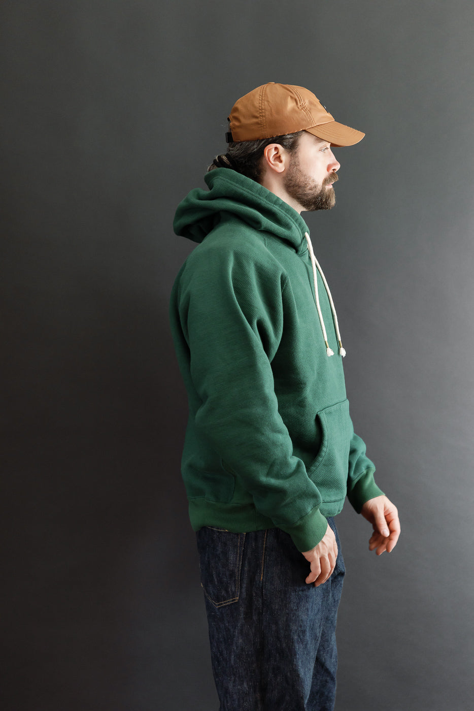 Side view of a male model (5'9