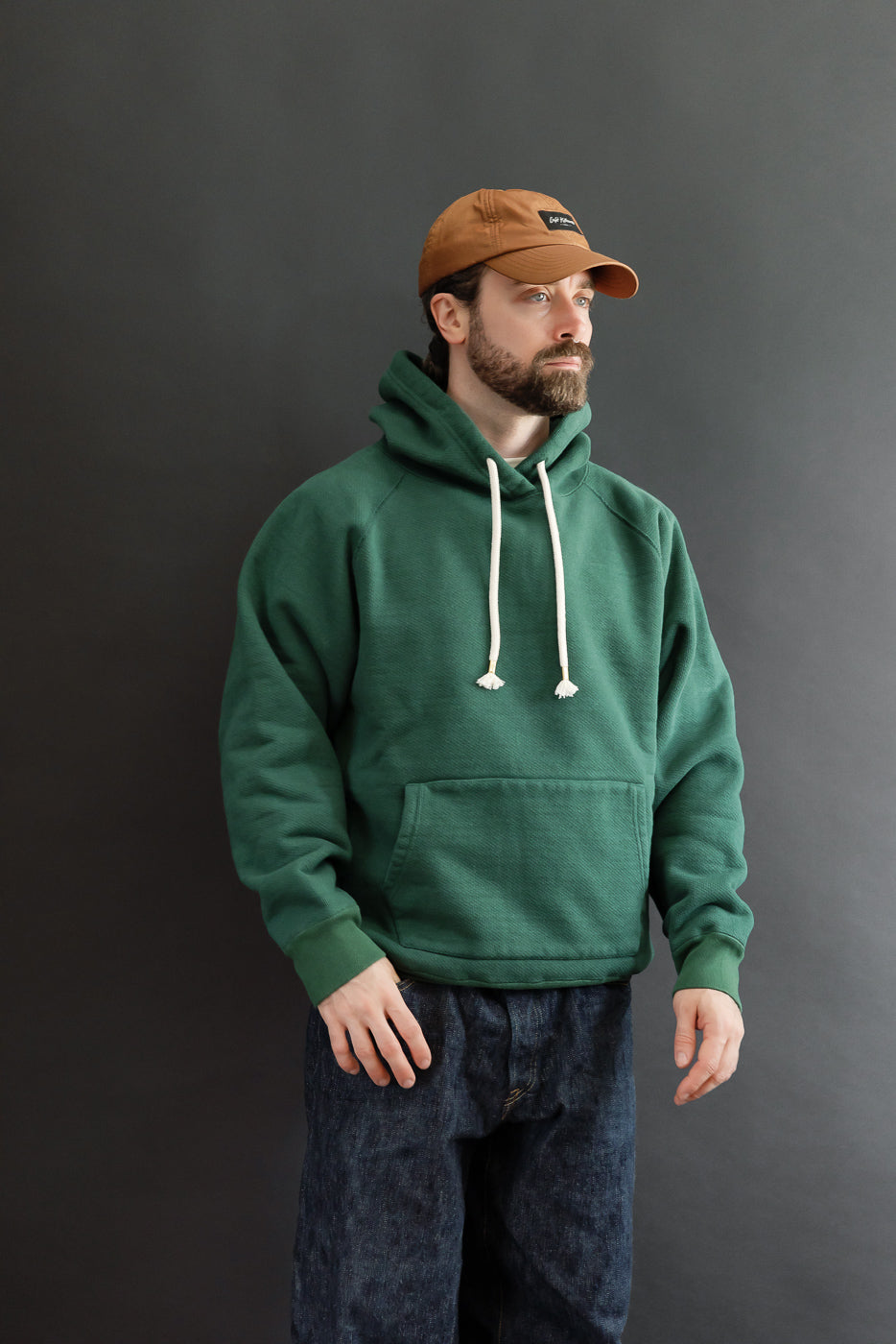 Front view of a male model (5'9