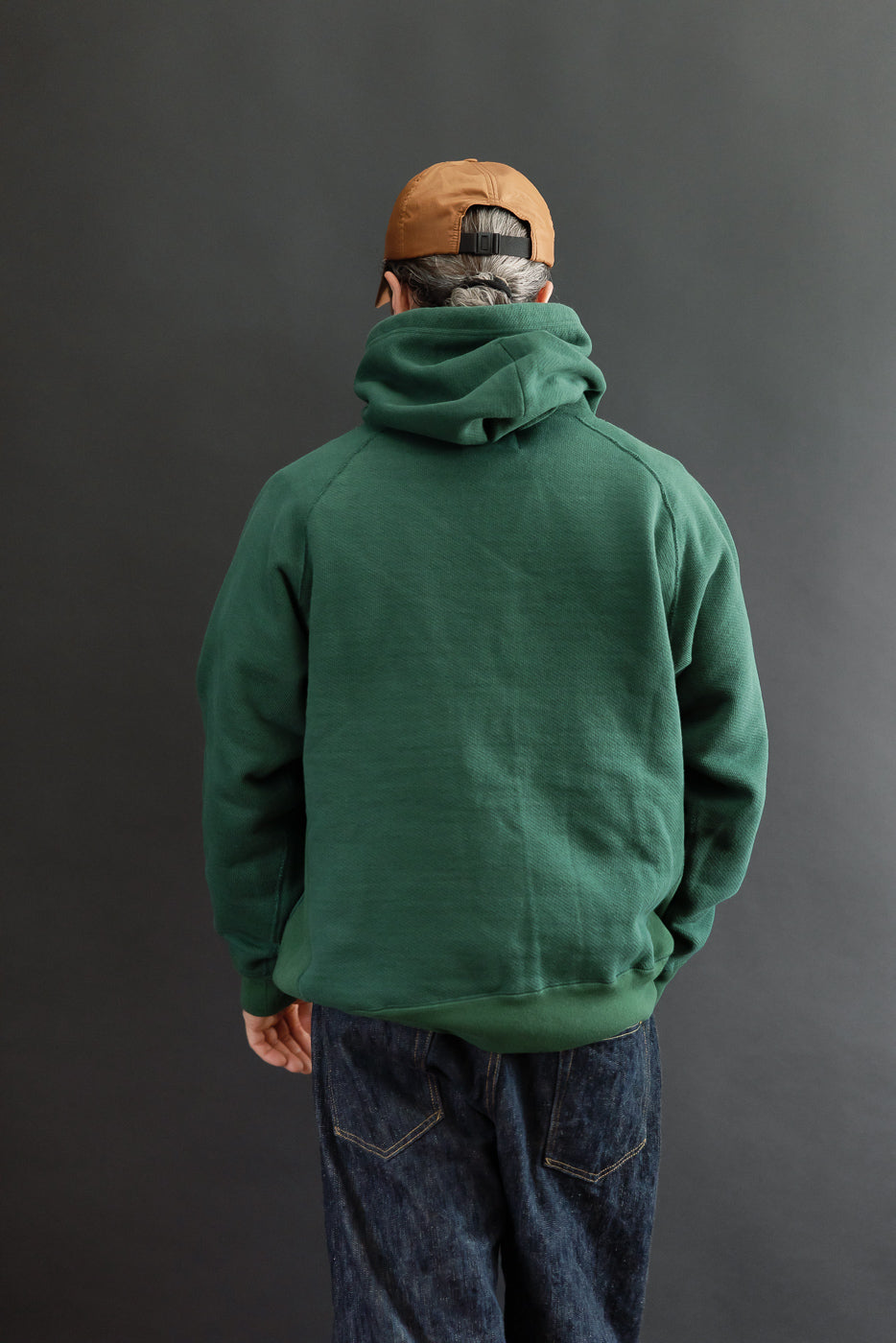 Back view of a male model, 5'9