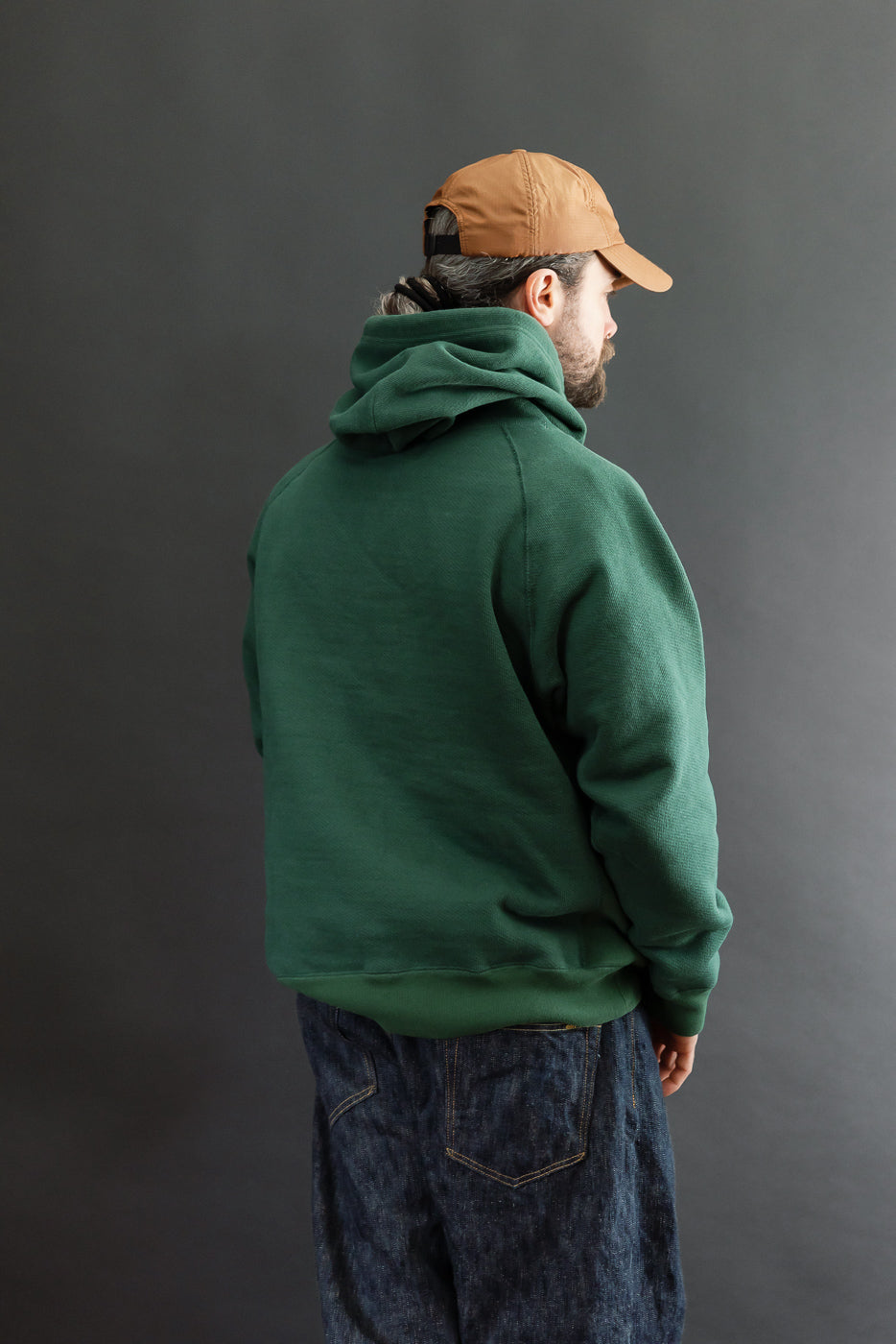 Back view of a male model, 5'9