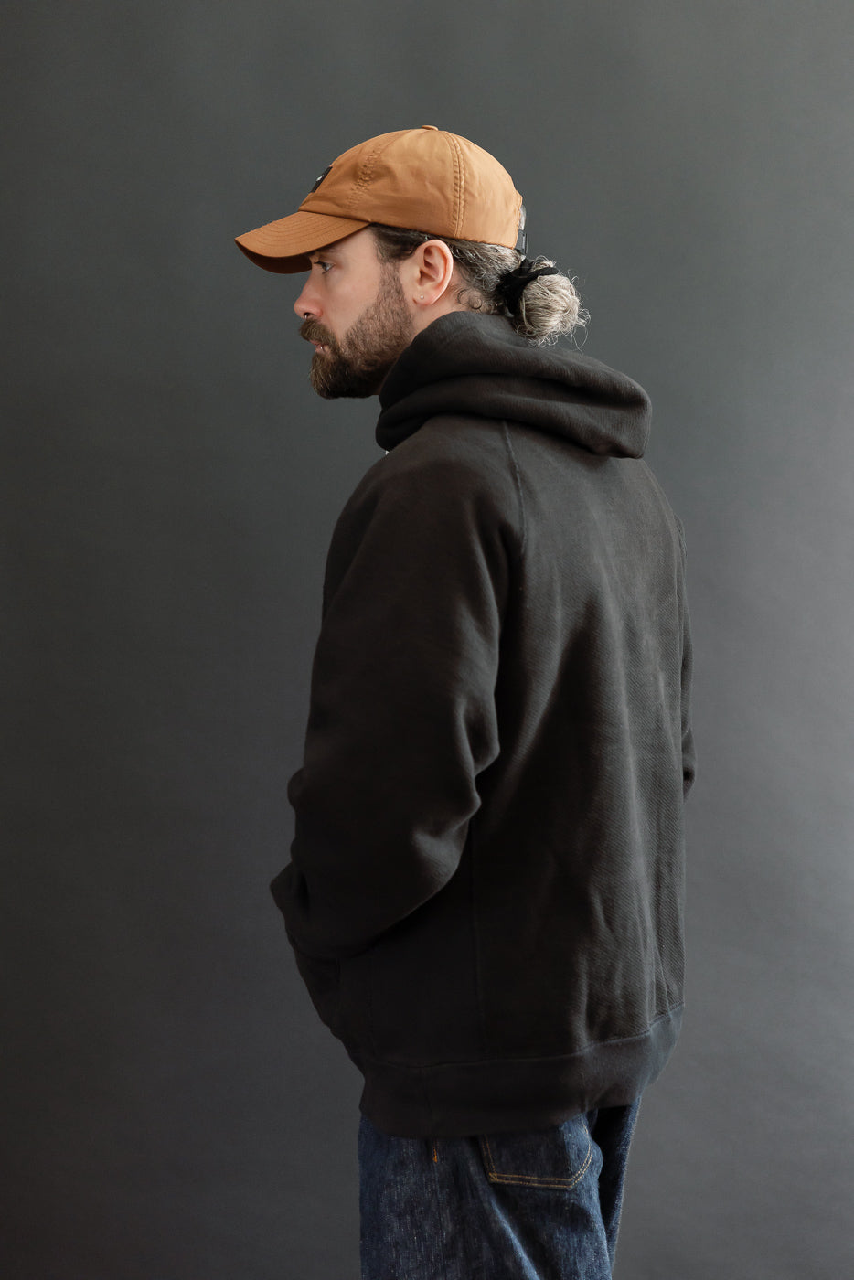 Side view of male model, 5'9