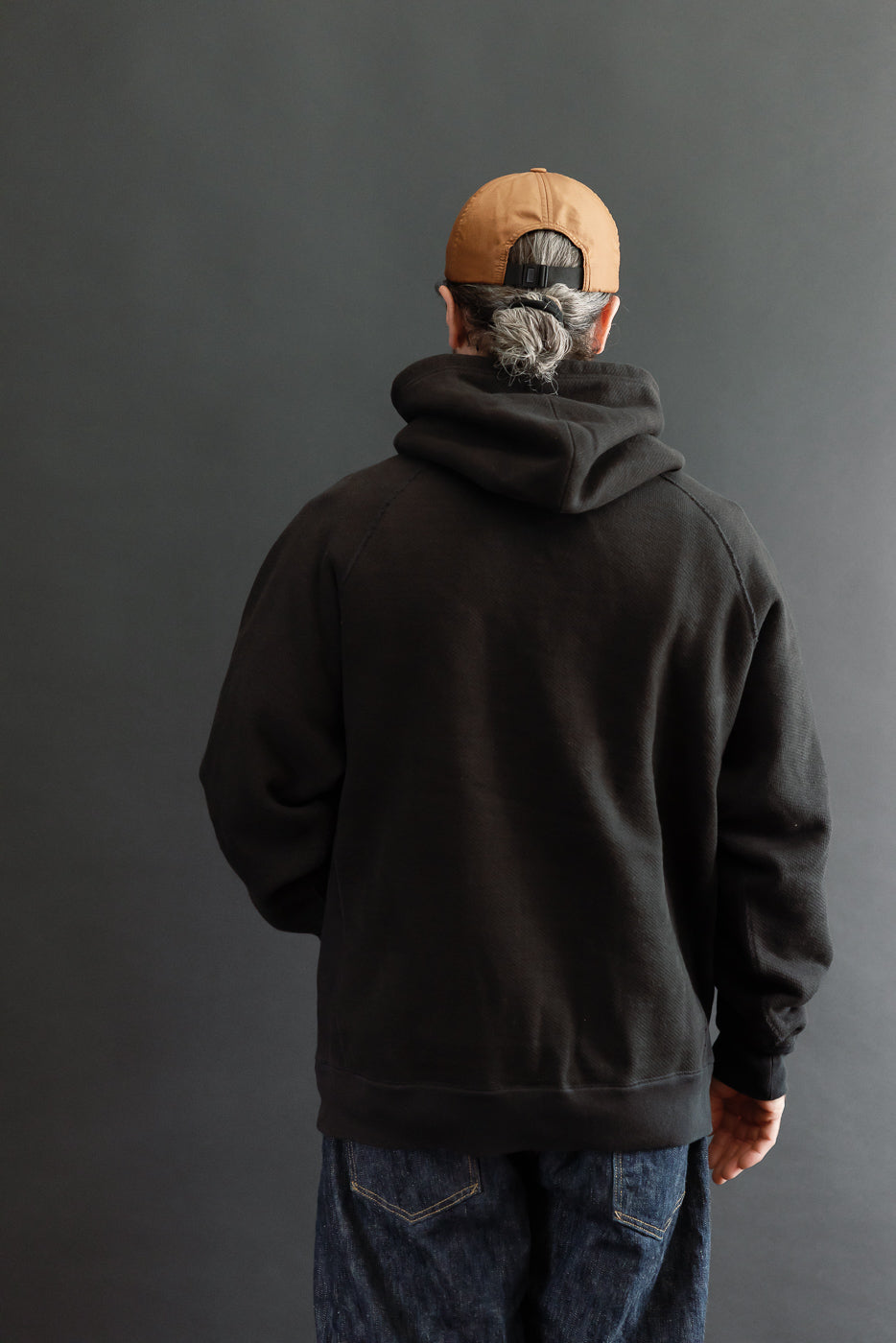 Back view of male model (5'9