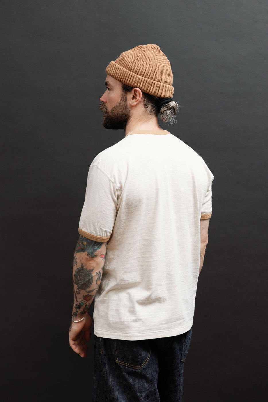 Back view, full body: Male model, 5'9