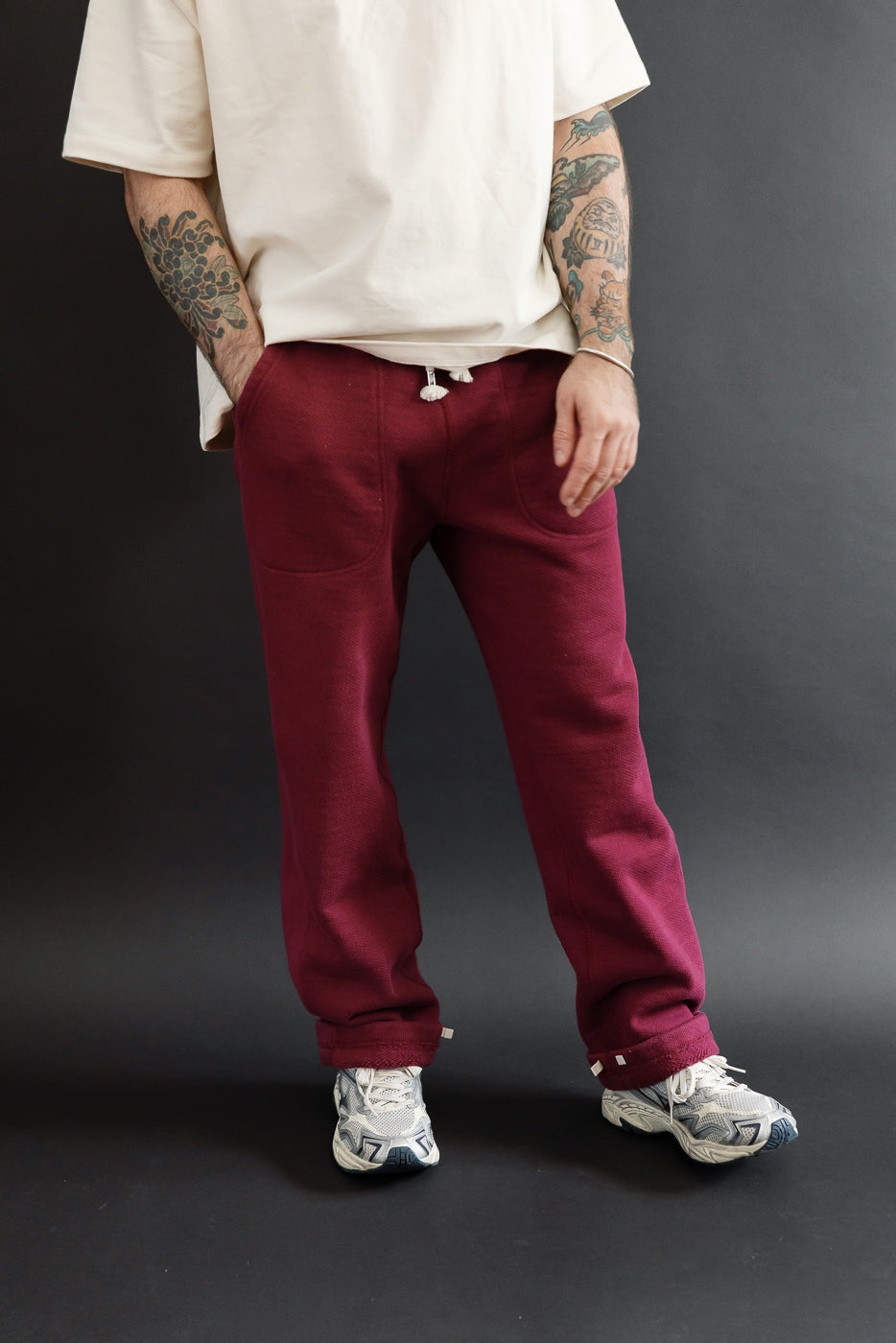 Front view of male model (5'9