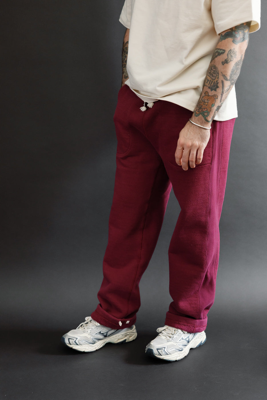 Full body, side view of a male model (5'9