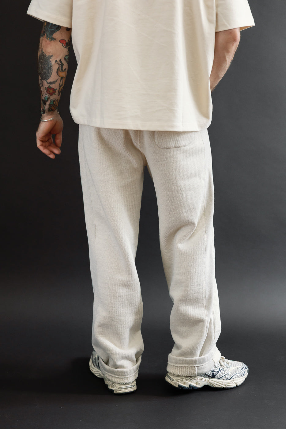 Full body back view of male model (5'9