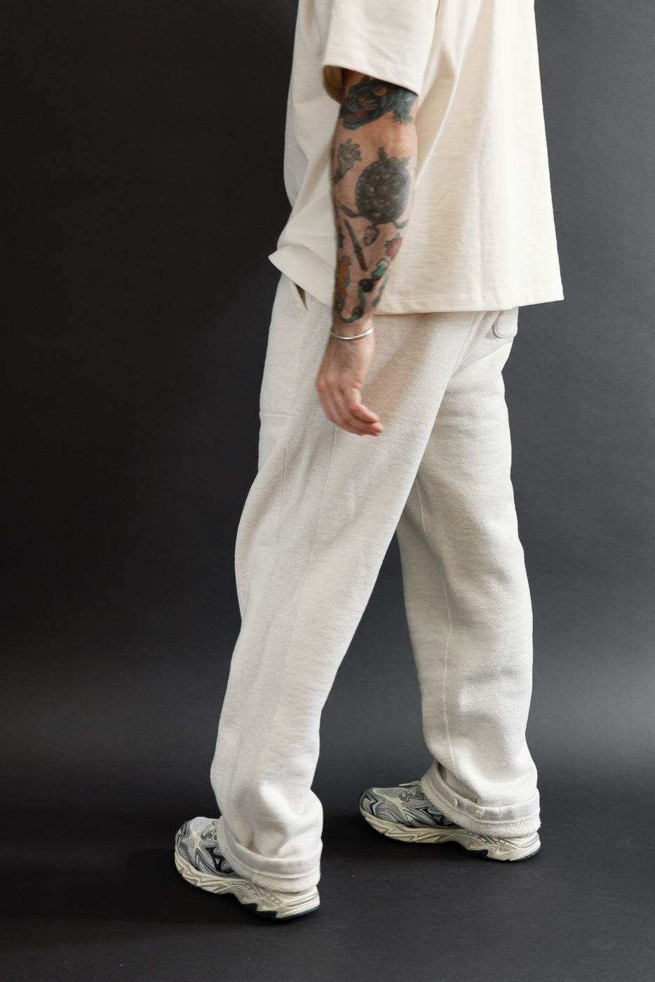 Full body side view of male model (5'9