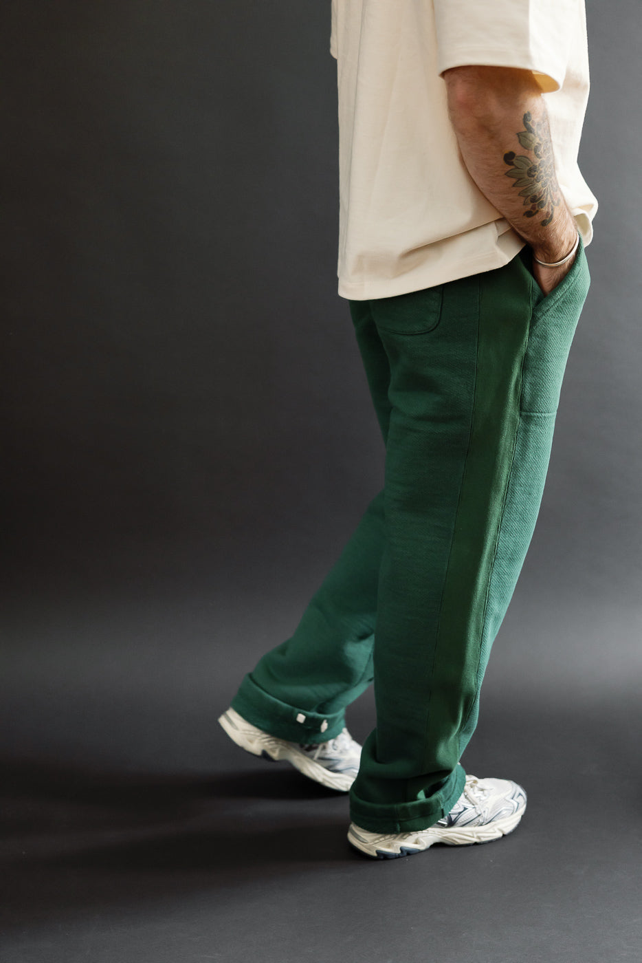 Side view of a male model (5'9