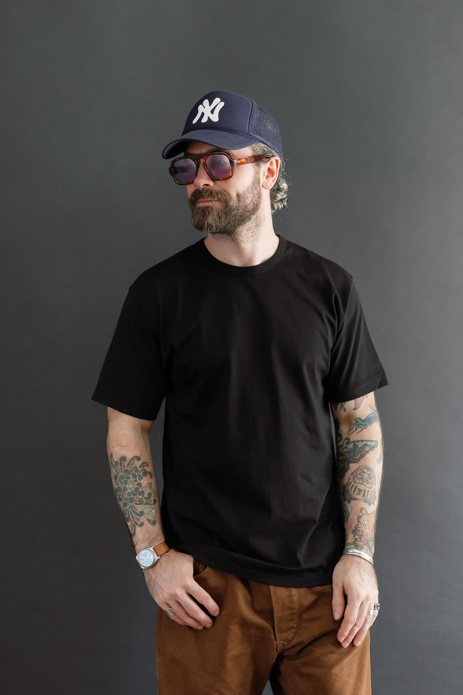 Front view of a male model, 5'9