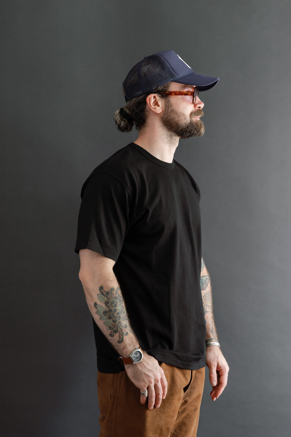 Profile view of a male model, 5'9