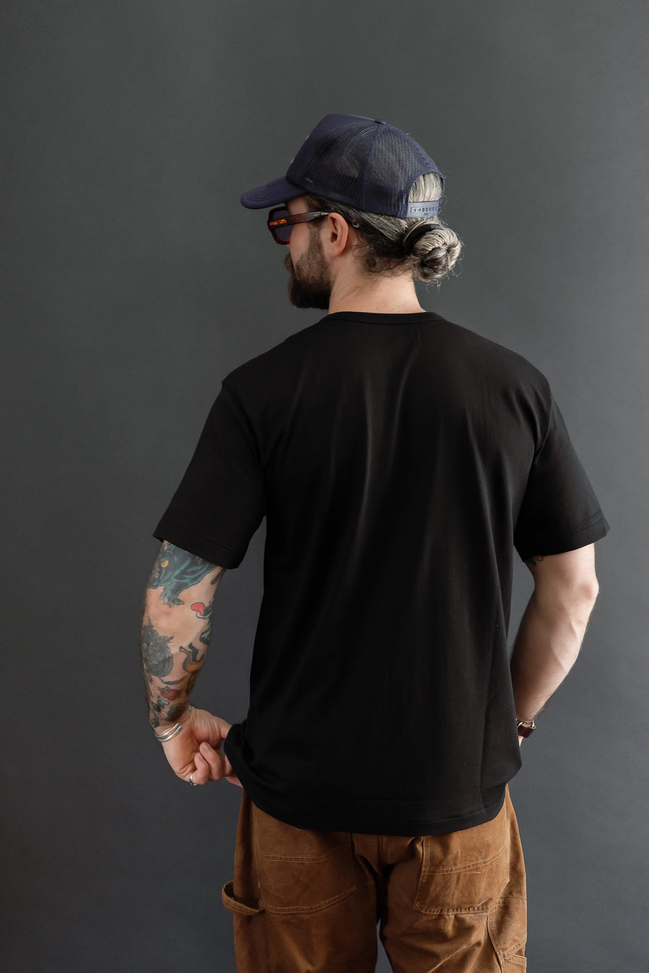 Back view of a male model, 5'9