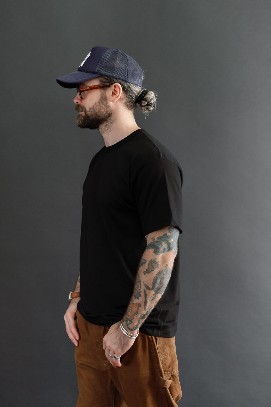 Side profile of male model, 5'9