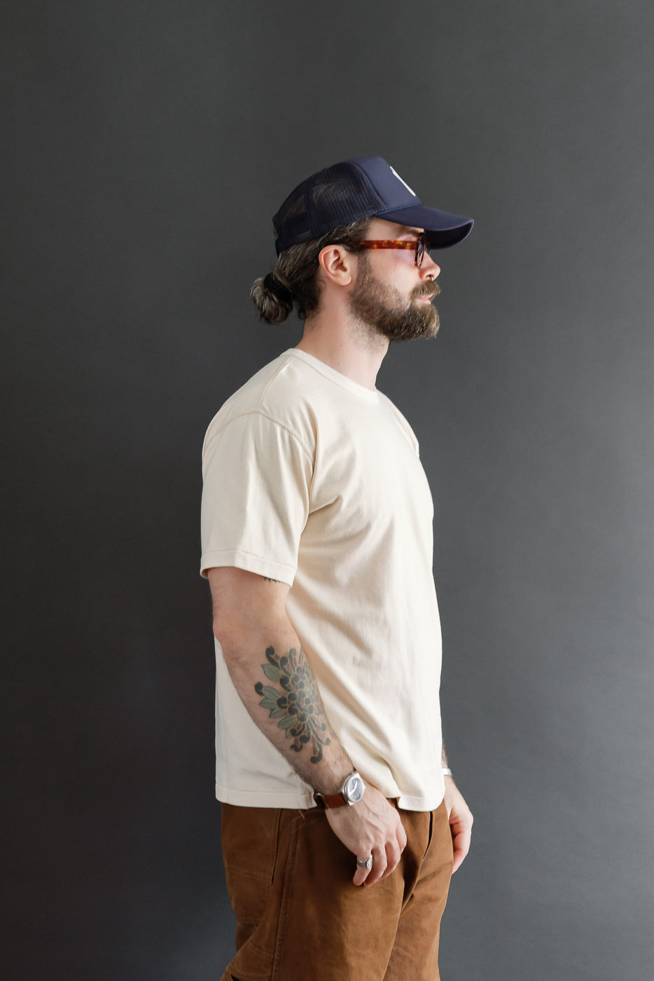 Side view of male model, 5'9