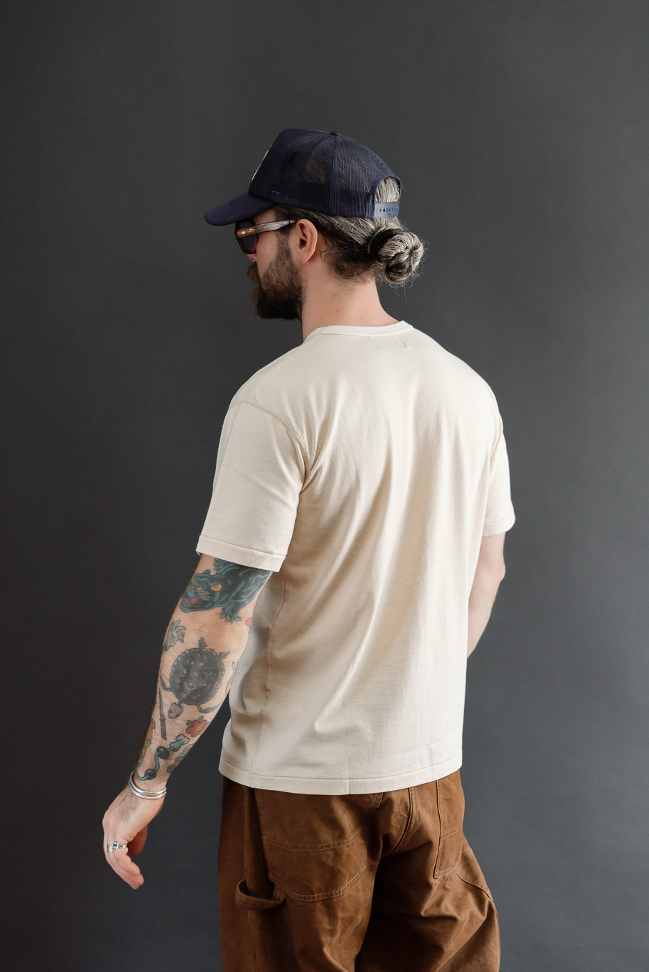 Back view of a male model, 5'9