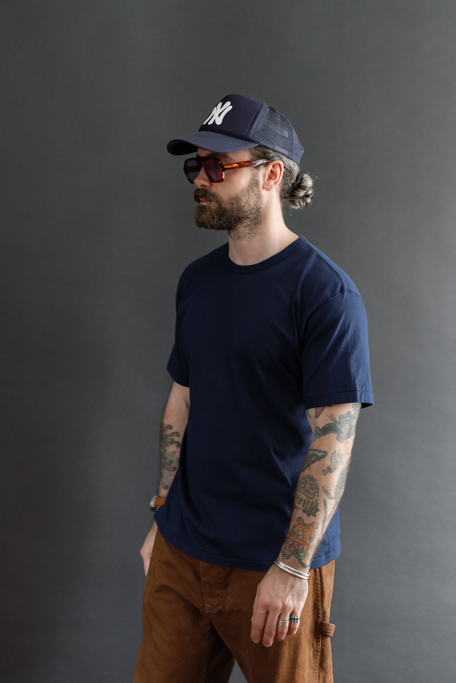 Front view of a male model, 5'9