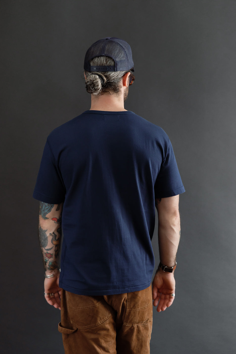 Back view of a male model, 5'9
