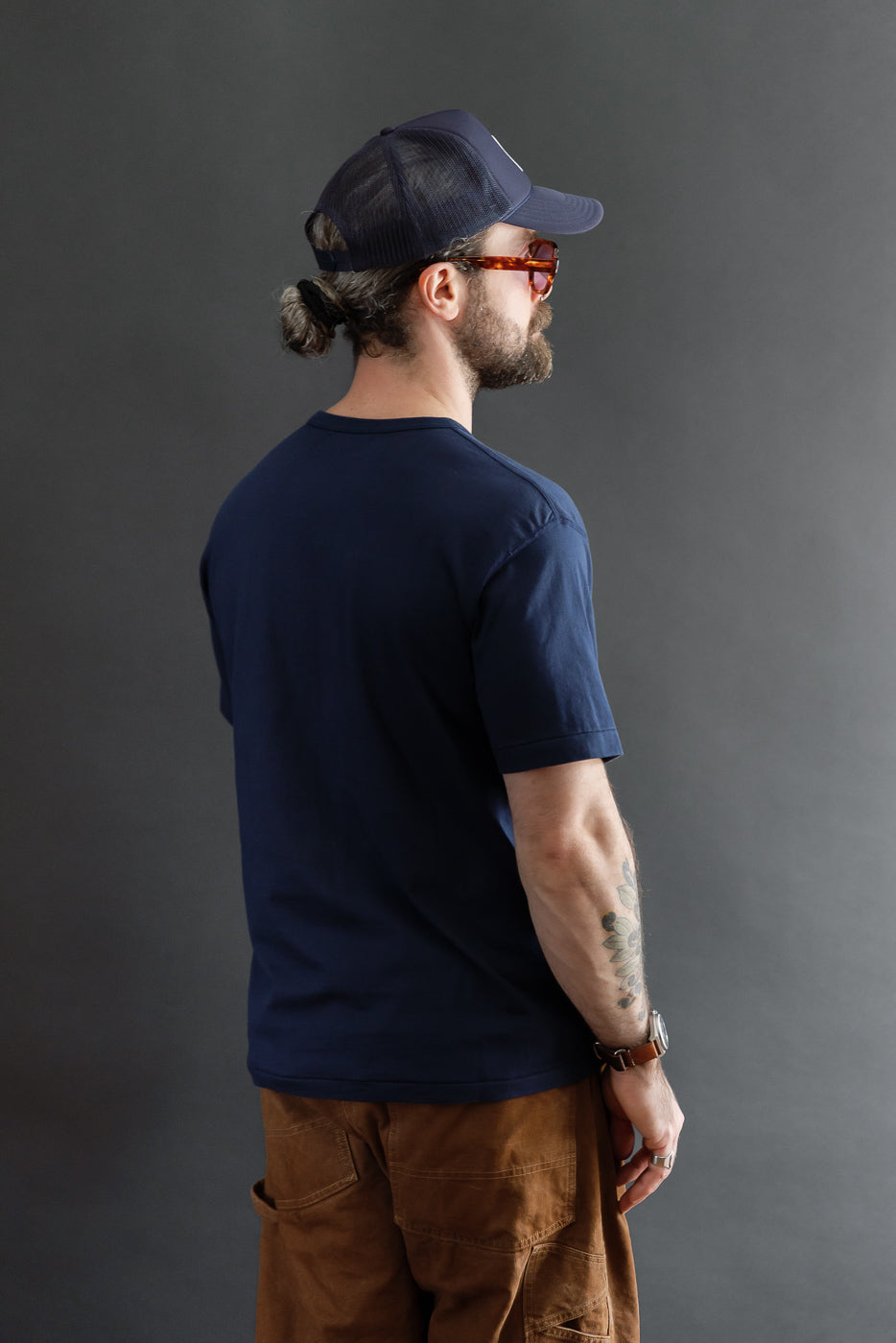 Back view of a male model, 5'9