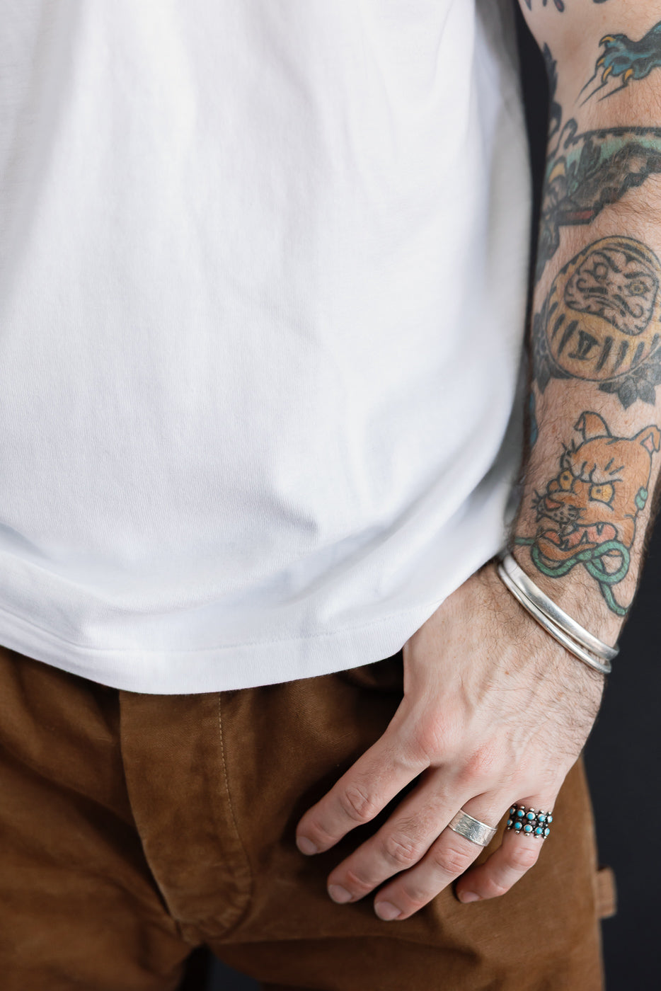 Close-up, front view of a male model (5'9