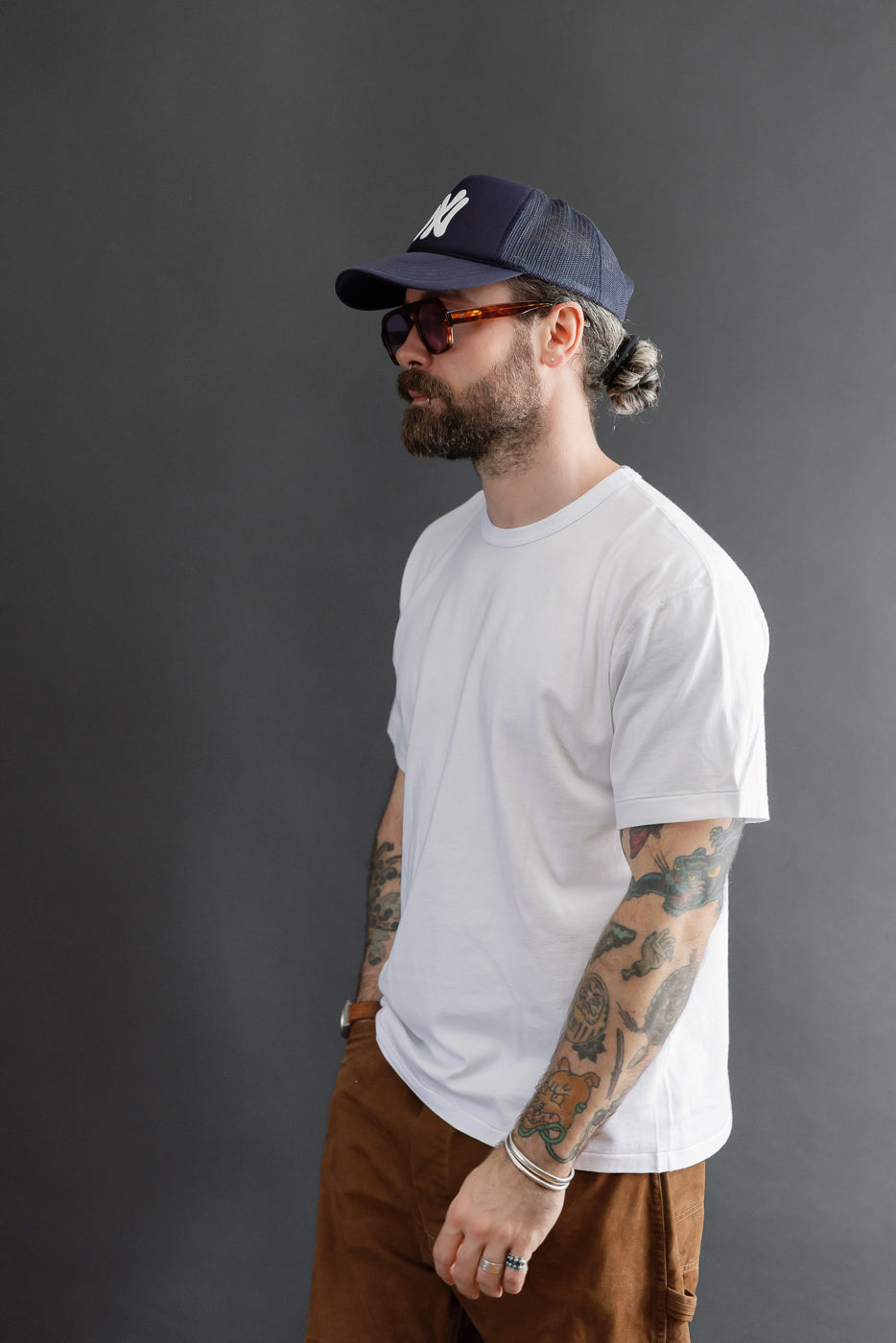 Side view of a male model, 5'9