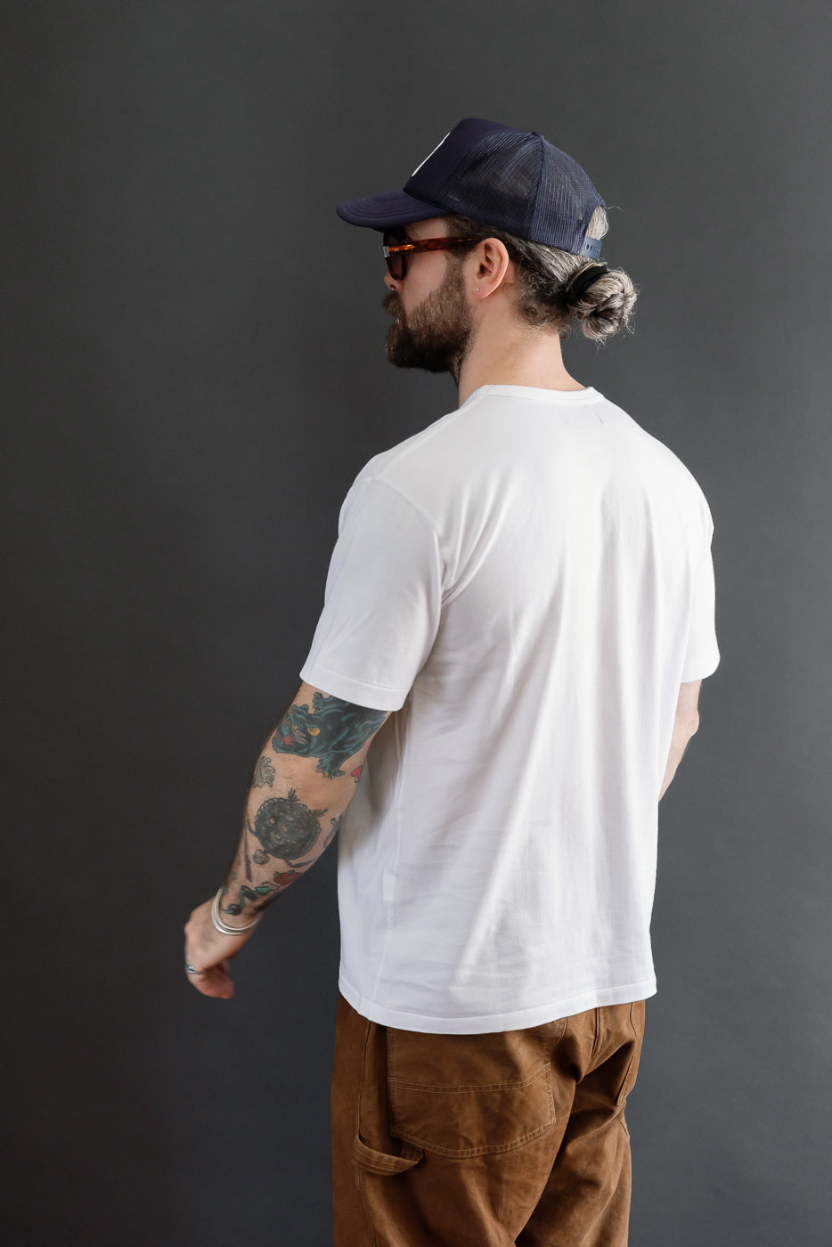 Back view of a male model, 5'9