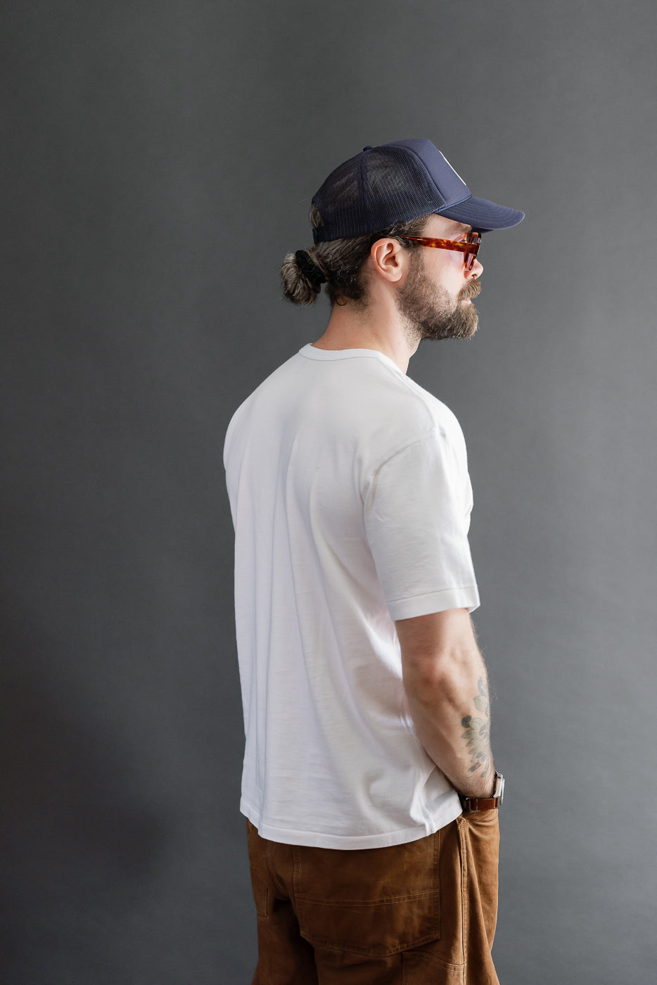 Side view of male model, 5'9