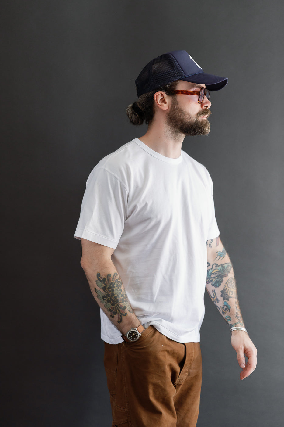Full body, side view of a 5'9