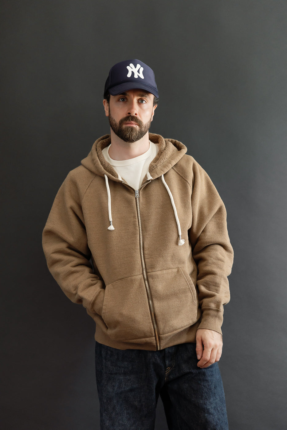 Front view of a male model (5'9