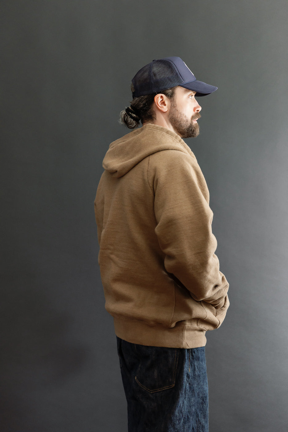Side view of a male model, 5'9