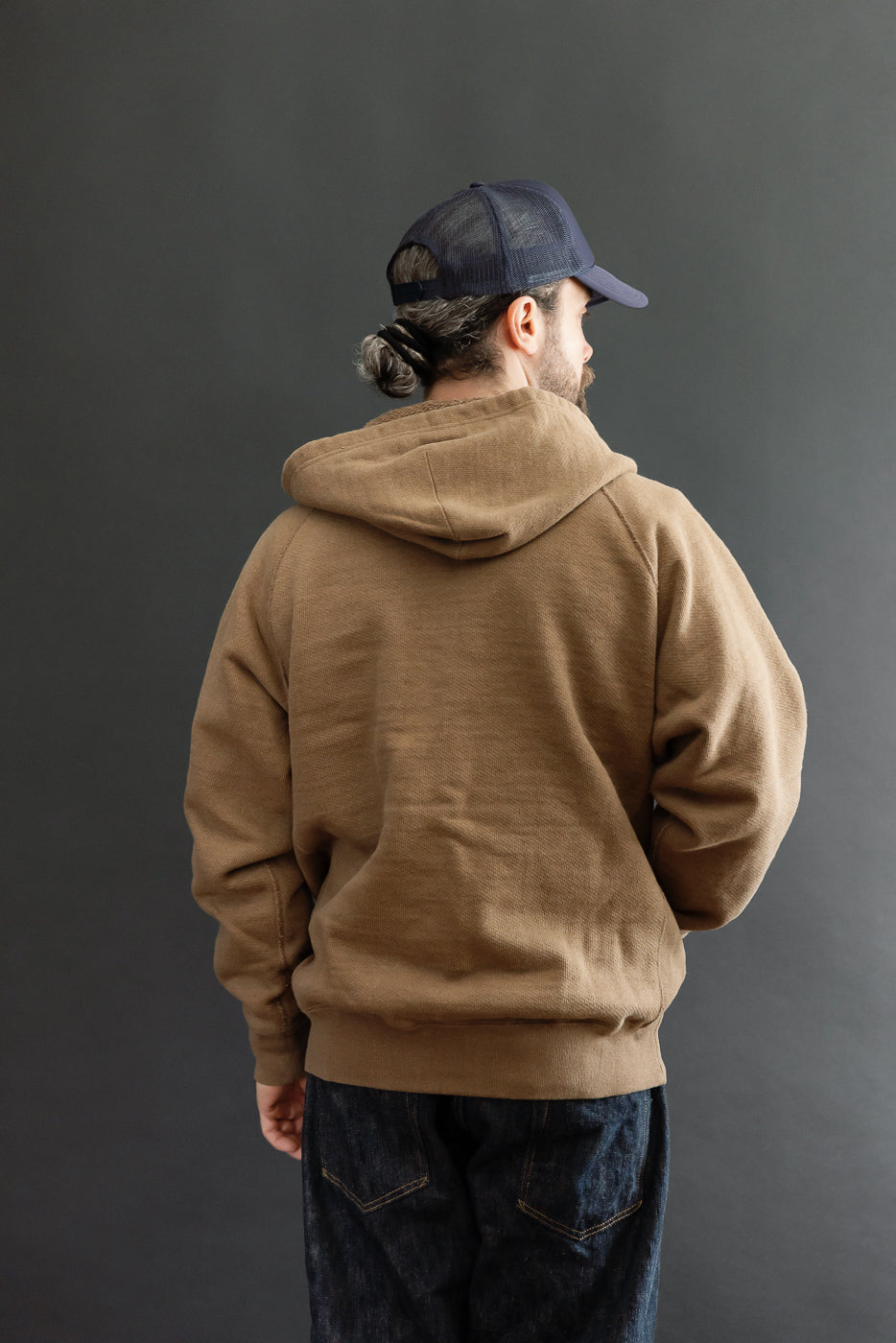Back view of a male model (5'9
