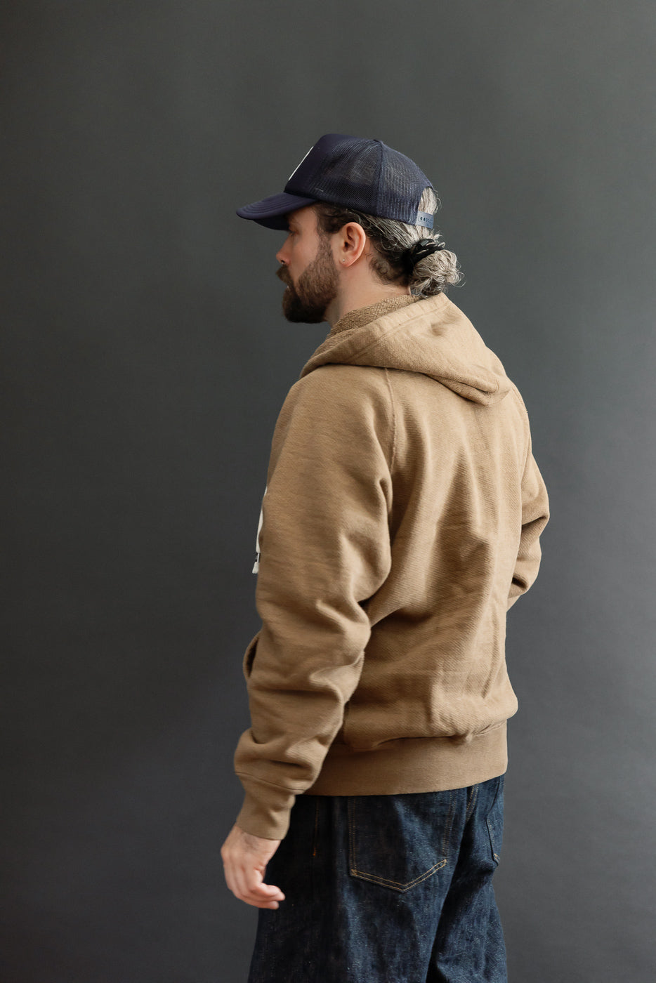 Side view of a male model, 5'9