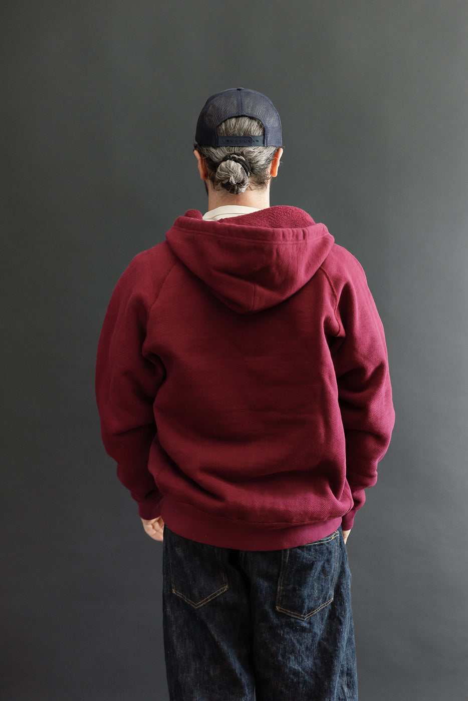 Back view of a male model, 5'9