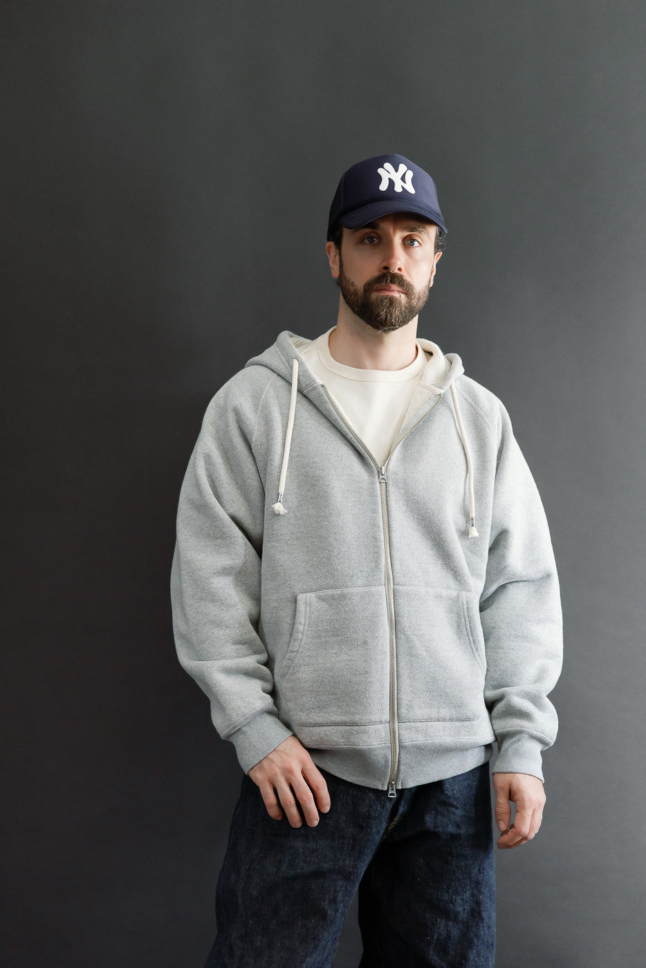 Front view of a male model, 5'9
