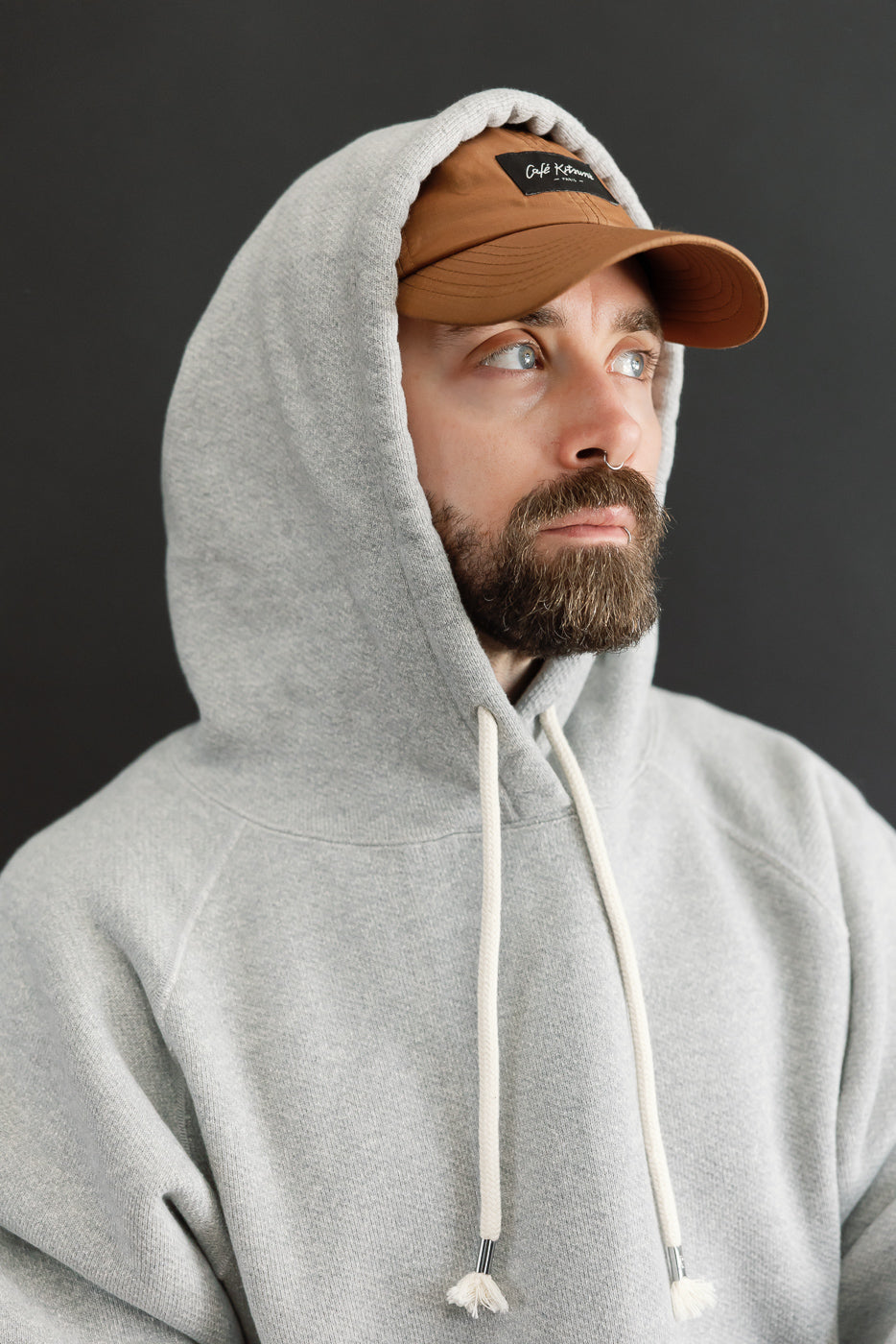 Close-up front view of a male model, 5'9