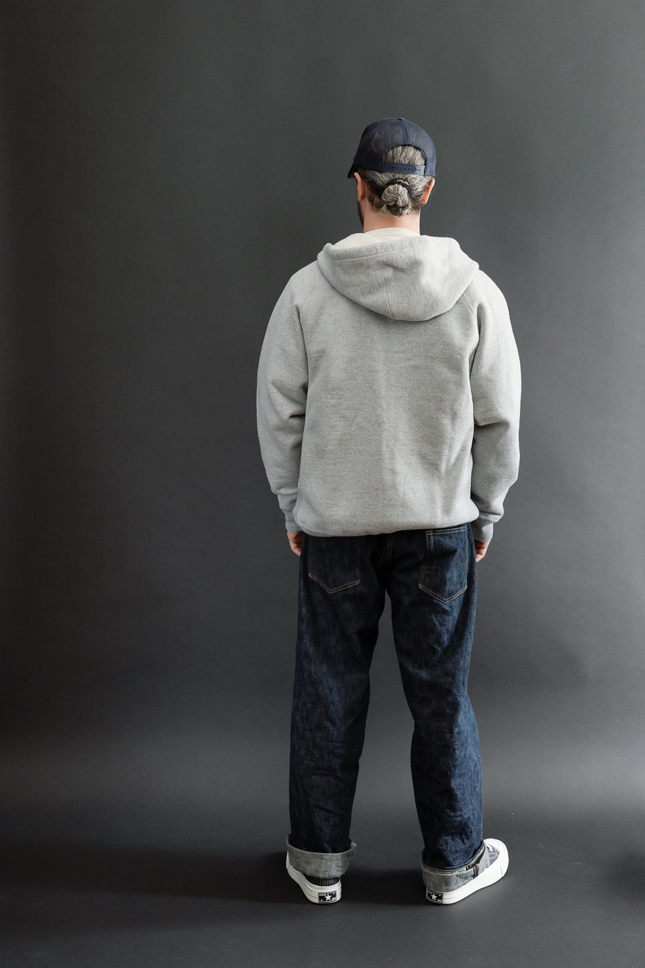 Back view, full body: Male model, 5'9