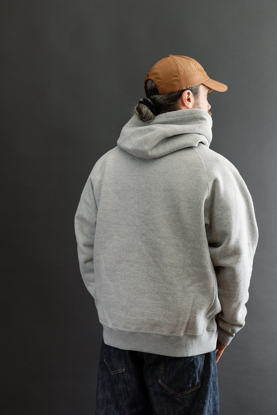 Back view of a male model (5'9