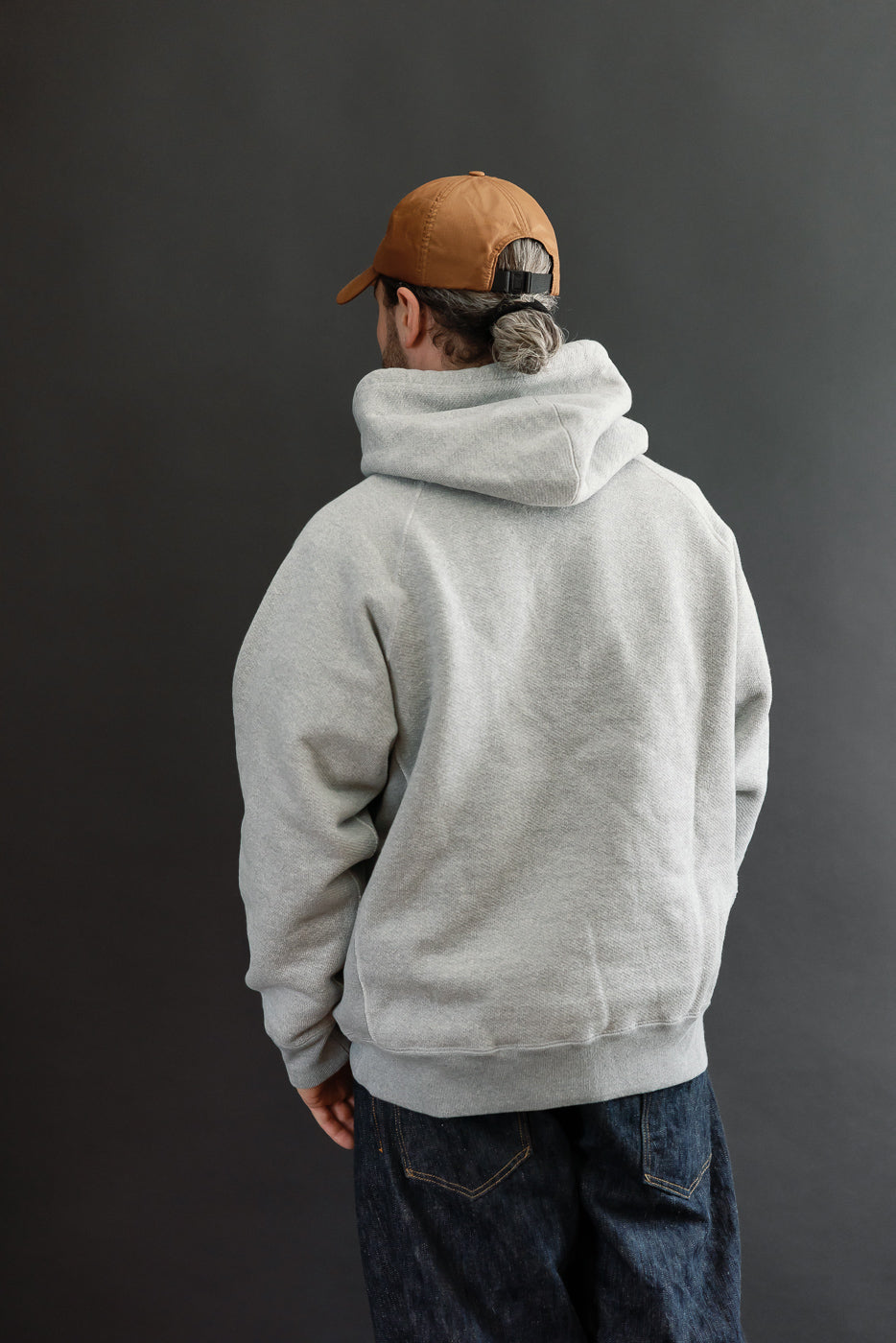 Back view of a male model, 5'9