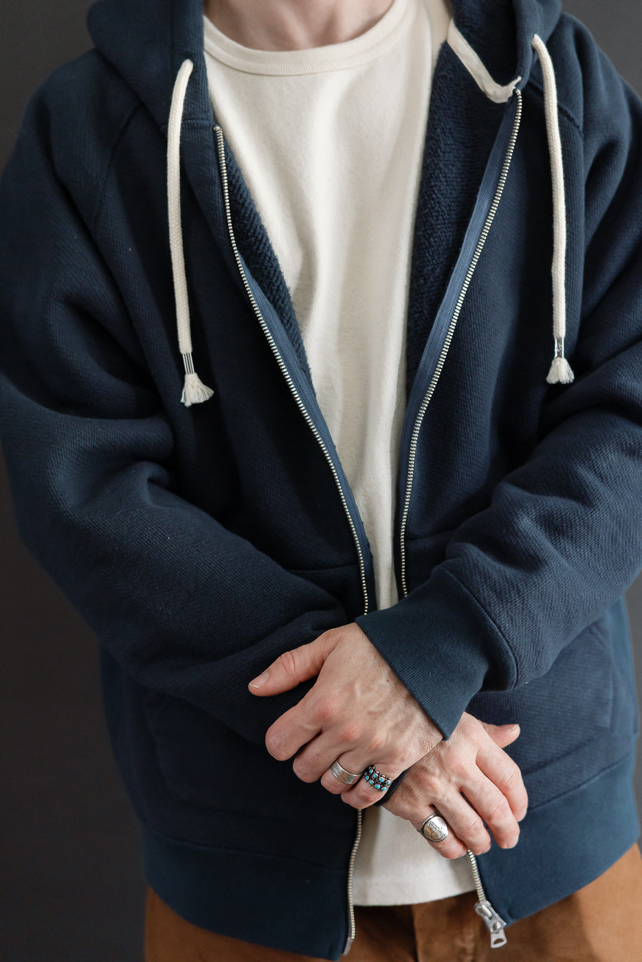 Front view of a male model (5'9