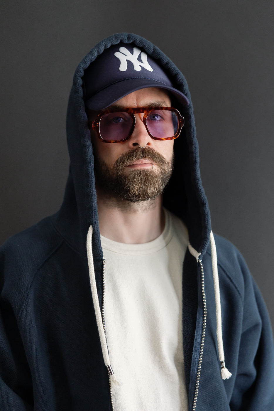 Close-up front view of a male model, 5'9
