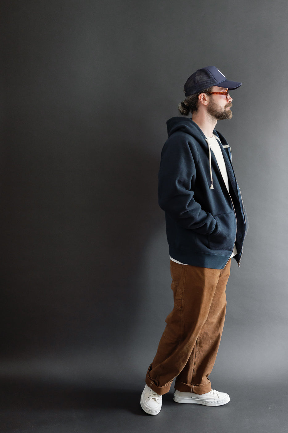 Side view of male model, 5'9