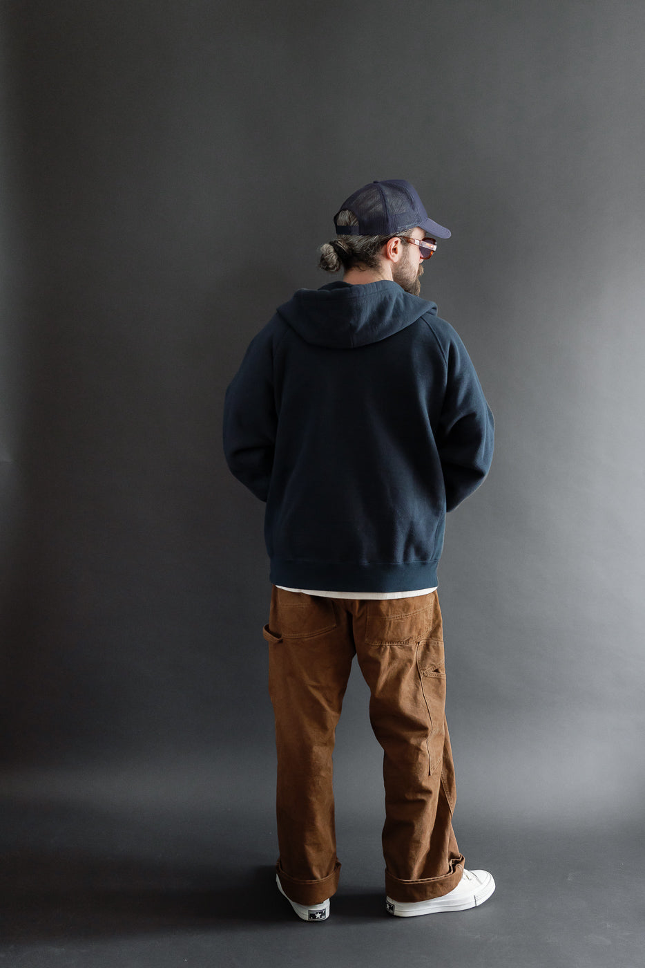 Full body back view of male model, 5'9