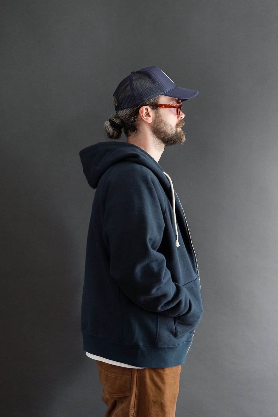 Side view of a male model (5'9