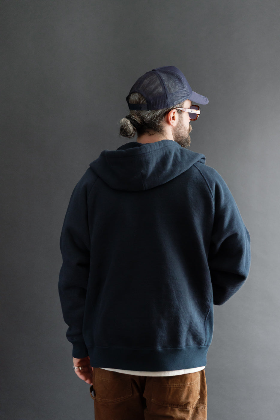 Back view of a male model, 5'9