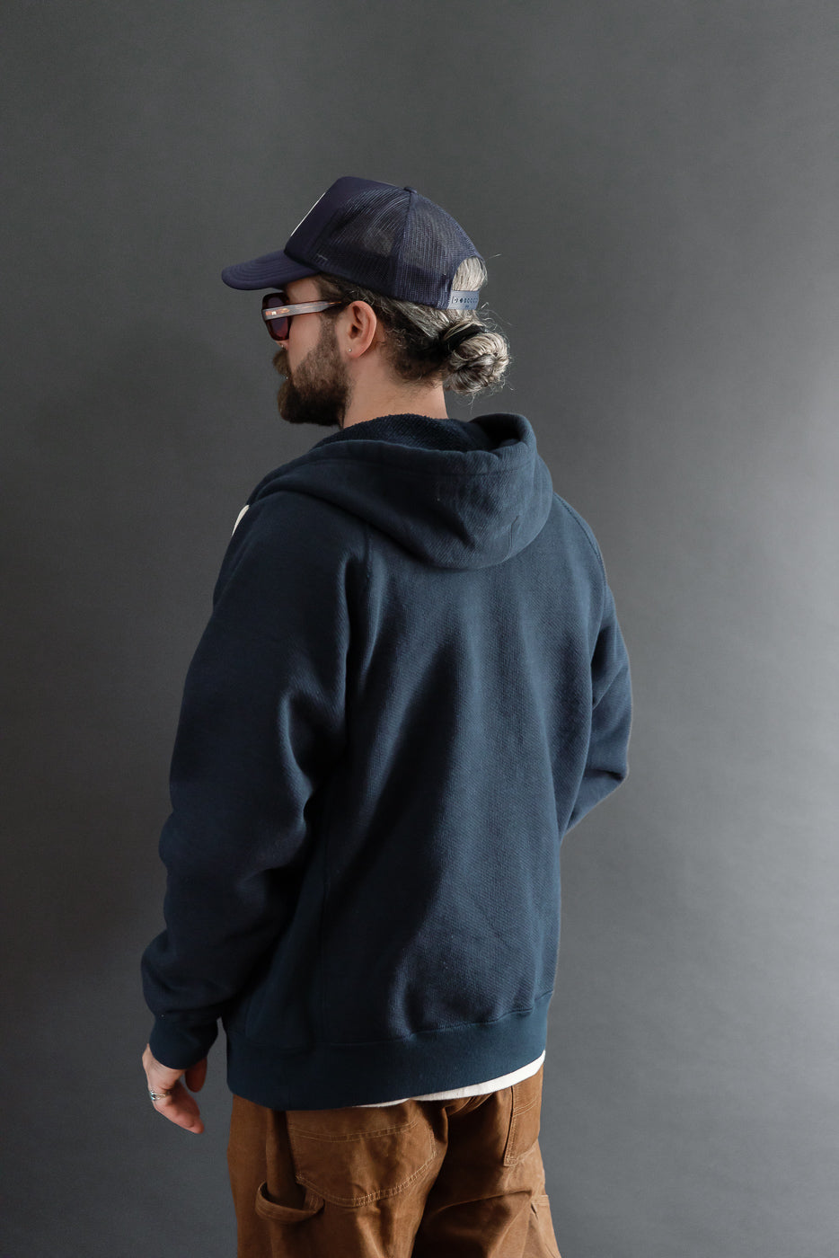 Back view of a male model, 5'9