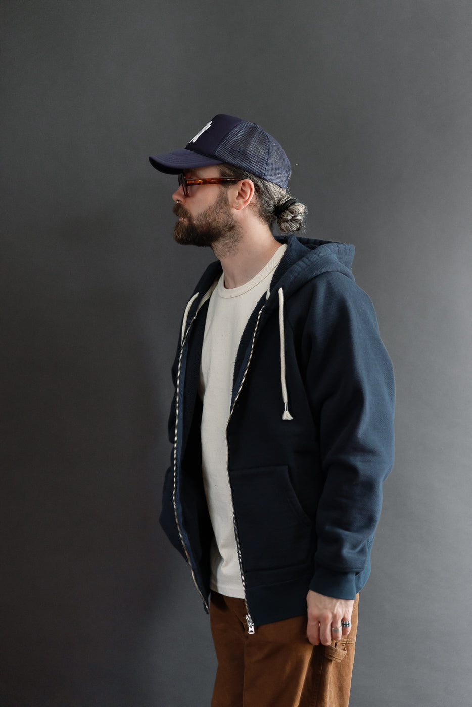 Side view of male model, 5'9