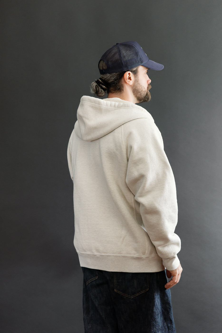 Back view of a male model, 5'9