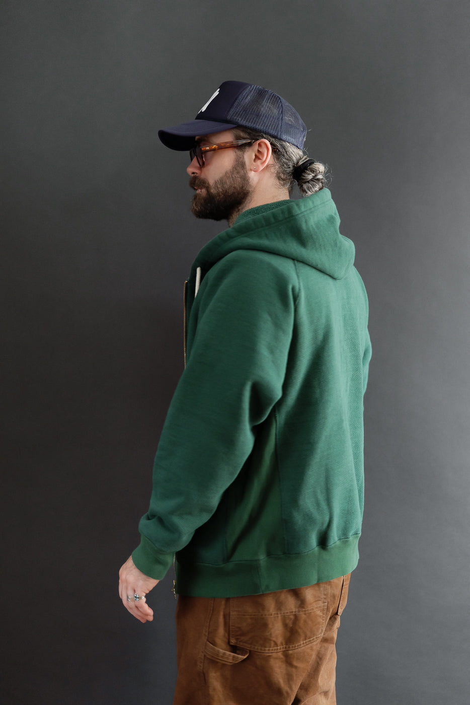 Side view of a male model, 5'9