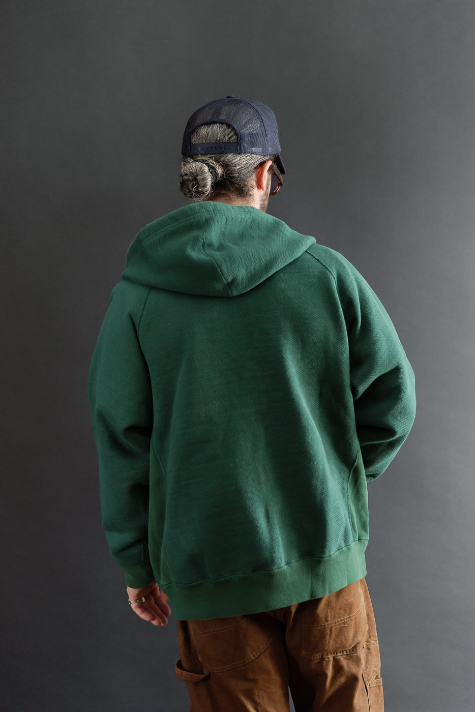 Back view of a male model (5'9
