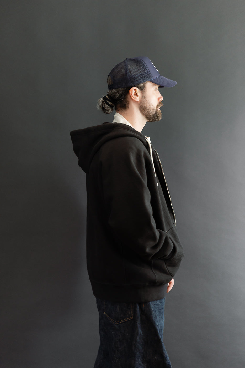 Side view of a male model, 5'9
